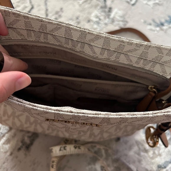 Michael Kors Crossbody Jet Set Large Messenger Bag - Picture 9 of 9